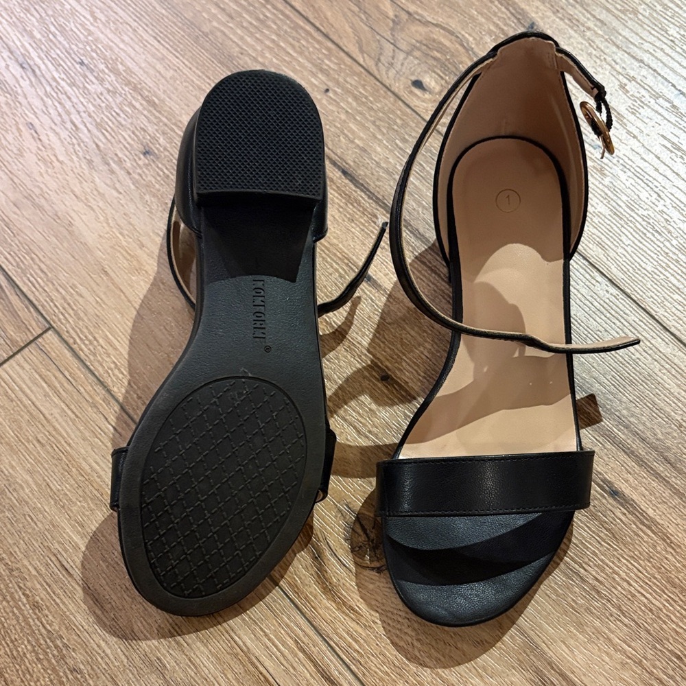 Elegant Black Strappy Women's Sandals - Picture 2 of 8